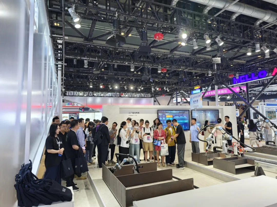 Visitors around Xiaoyubot welding robot demonstrations at an industry expo booth